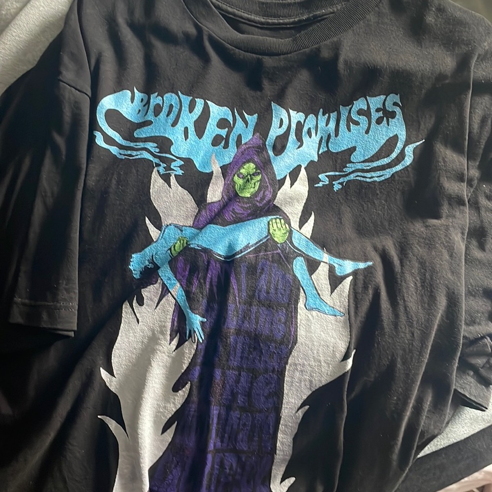 Broken promises t shirt never worn size xl